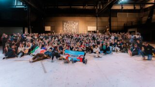 SO.. 2026 Group photo! The best group in the world! 🌎🤩
 
Thank you all for joining us and for the wonderful moments that made 2026 an unforgettable edition! 💛

See you all at the next one? Stay tuned! 😎👍
 
This event is made possible by:
@gemeente_eindhoven 
@eindhovensport
@sssstone1011 (the amazing artwork)
@klokgebouw
@longboarddancingfacility (free lessons!)
@skate_awhou
@eindhovencity
@manolimarkakis (beautiful woodwork trophies) 
@samplism.nl
@loadedboards
@orangatangwheels
@manijaboards 
@paristruckco
@keeprolling_waterproof
@sickboardshop
@skatepro
@bastlboards
@truesupplies
@alternativelongboards
@girlsloveboards 
 
#soyoucanlongboarddance #Longboard #longboarding #longboarddancing #event